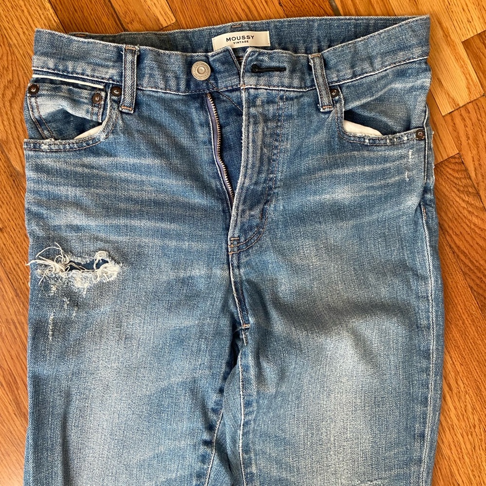 EUC Moussy Vintage Hammond Distressed Jeans